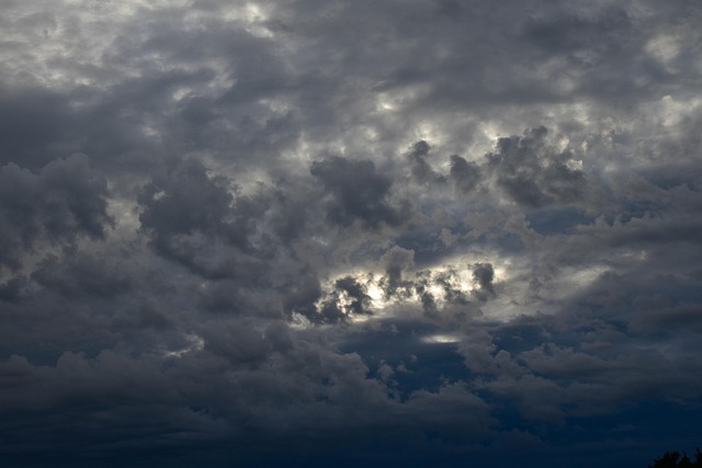 Nuages stratus formant une couche nuageuse basse et uniforme couvrant le ciel.