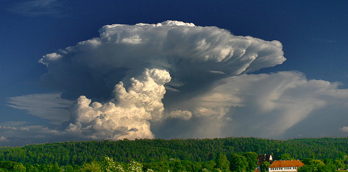 Nuage cumulonimbus à fort développement vertical, associé aux orages, aux rafales et aux fortes précipitations.