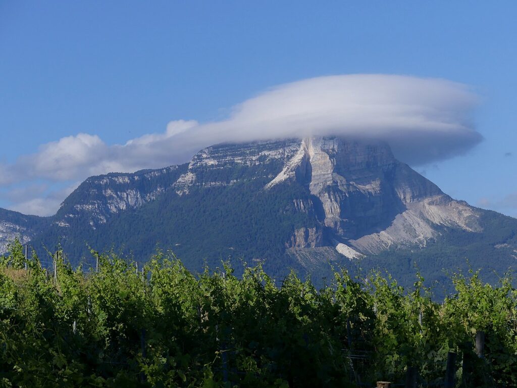 Nuage lenticulaire observé en altitude, conditions aérologiques complexes pour le vol de drone.